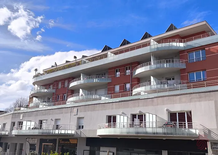 Bel F3 Climatisé Avec Parkings, Terrasse Et Vue Sur Montagnes à 50m Du Centre Et Des Thermes - Fr-1-451-213