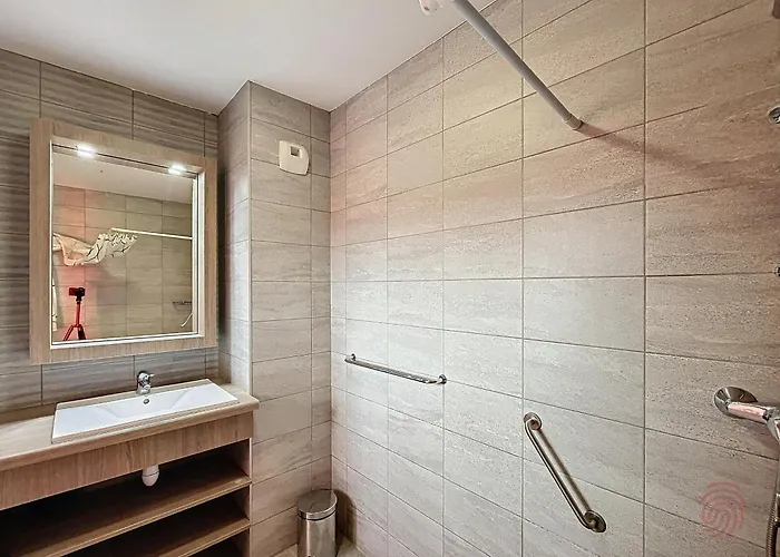 Apartamento Bel F3 Climatisé Avec Parkings, Terrasse Et Vue Sur Montagnes à 50m Du Centre Et Des Thermes - Fr-1-451-213